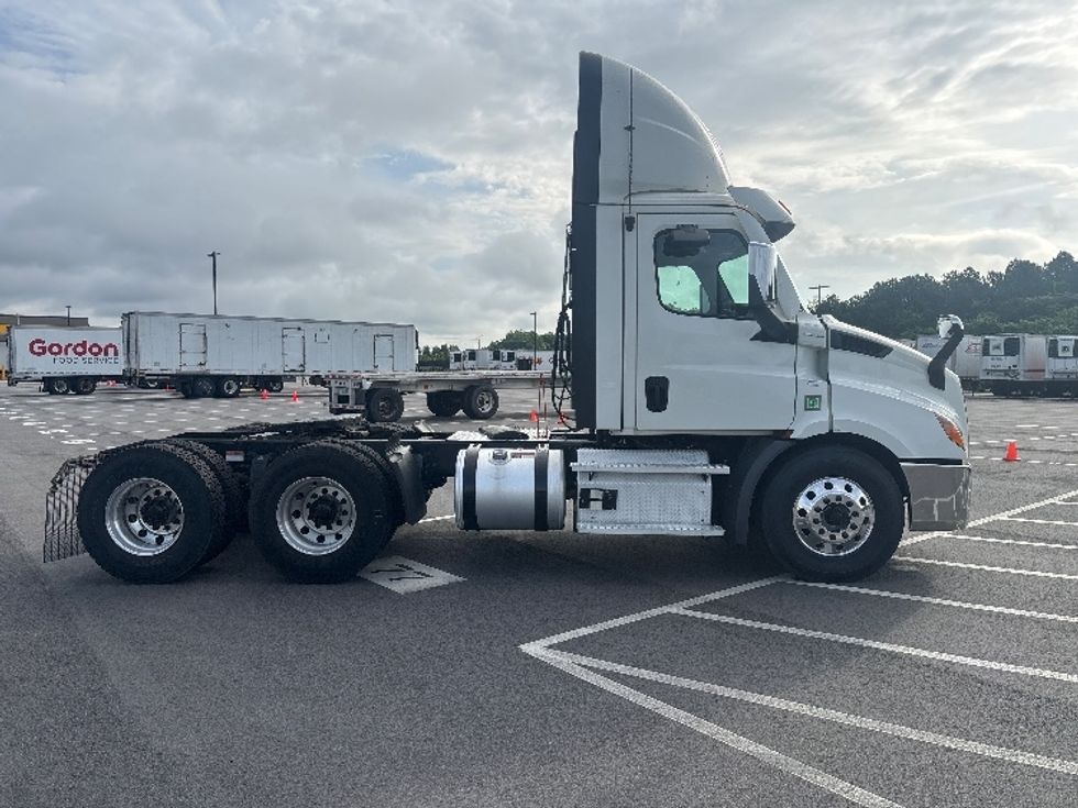 Day Cab Tractor-Heavy Duty Tractors-Freightliner-2021-T11664ST-Concord-NC-599,471\n\t\tmiles-$ 31,500 - Image 8