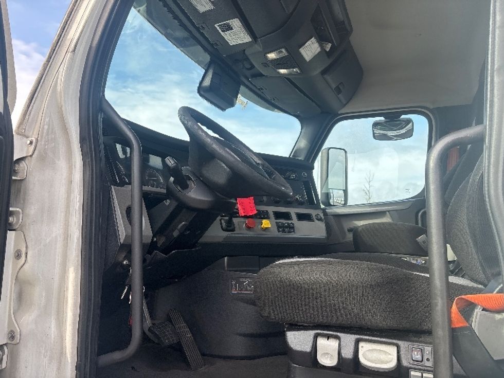 Day Cab Tractor-Heavy Duty Tractors-Freightliner-2021-T11664ST-Concord-NC-599,471\n\t\tmiles-$ 31,500 - Image 9
