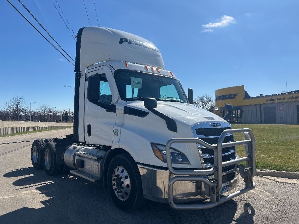 Day Cab Tractor-Heavy Duty Tractors-Freightliner-2021-T11664ST-East Chicago-IN-338,161\n\t\tmiles-$ 55,750 - Image 1