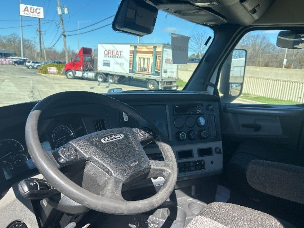 Day Cab Tractor-Heavy Duty Tractors-Freightliner-2021-T11664ST-East Chicago-IN-338,161\n\t\tmiles-$ 55,750 - Image 10