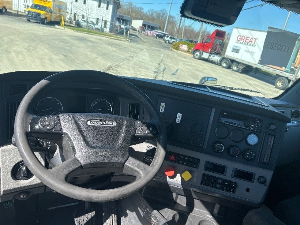 Day Cab Tractor-Heavy Duty Tractors-Freightliner-2021-T11664ST-East Chicago-IN-338,161\n\t\tmiles-$ 55,750 - Image 11