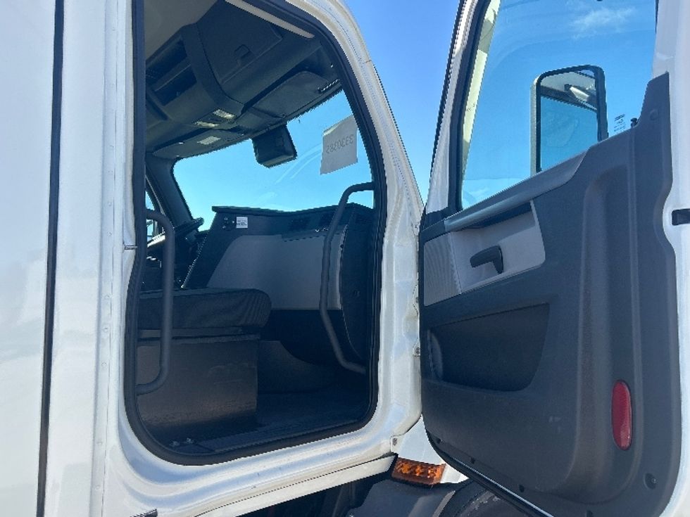 Day Cab Tractor-Heavy Duty Tractors-Freightliner-2021-T11664ST-East Chicago-IN-338,161\n\t\tmiles-$ 55,750 - Image 12