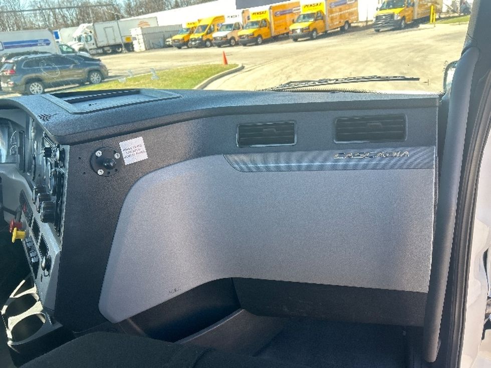 Day Cab Tractor-Heavy Duty Tractors-Freightliner-2021-T11664ST-East Chicago-IN-338,161\n\t\tmiles-$ 55,750 - Image 13