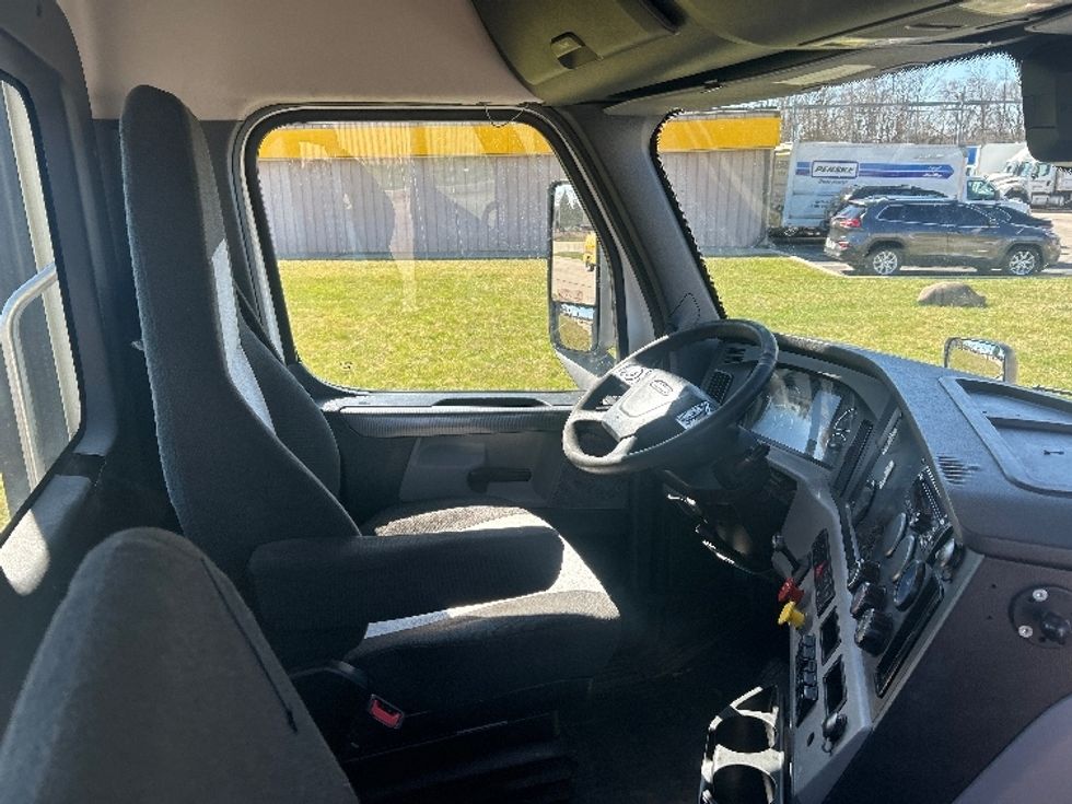 Day Cab Tractor-Heavy Duty Tractors-Freightliner-2021-T11664ST-East Chicago-IN-338,161\n\t\tmiles-$ 55,750 - Image 14