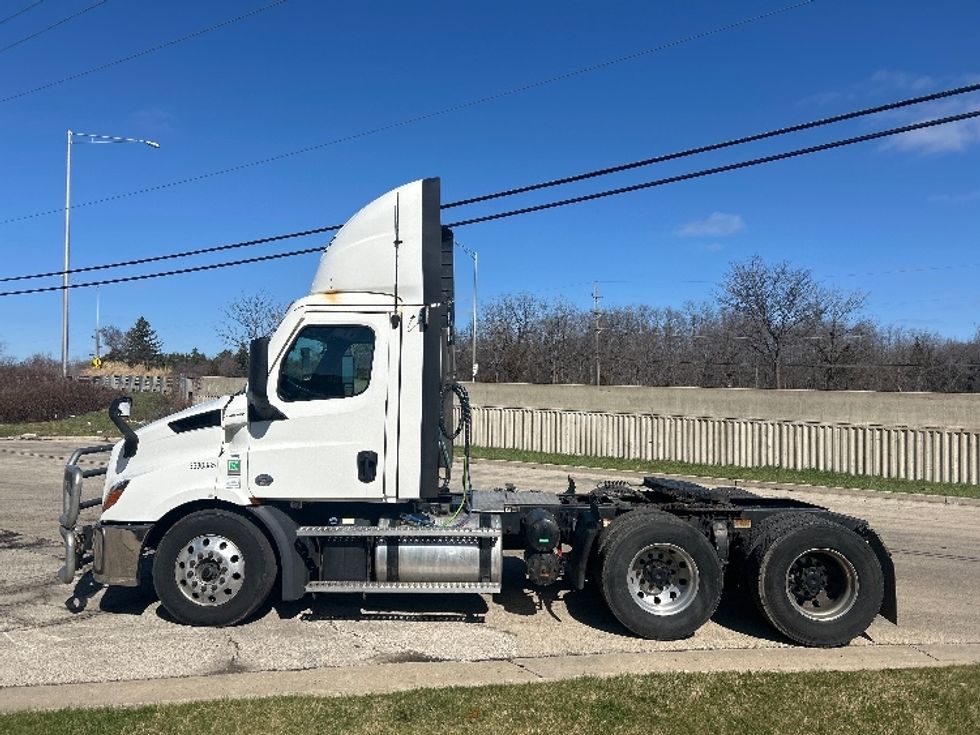 Day Cab Tractor-Heavy Duty Tractors-Freightliner-2021-T11664ST-East Chicago-IN-338,161\n\t\tmiles-$ 55,750 - Image 4