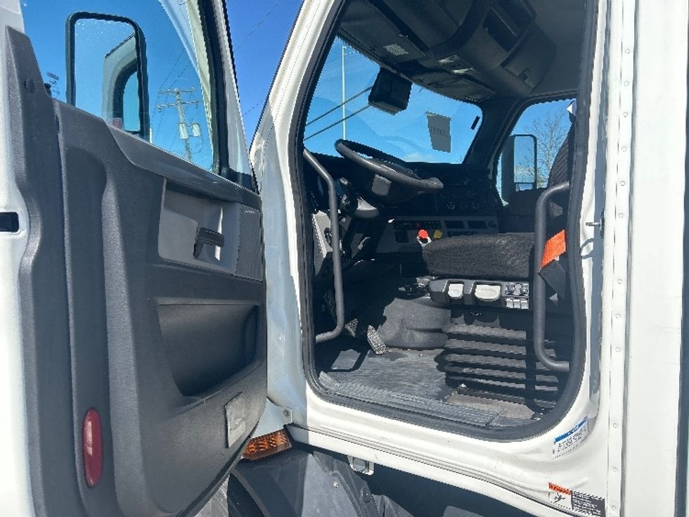Day Cab Tractor-Heavy Duty Tractors-Freightliner-2021-T11664ST-East Chicago-IN-338,161\n\t\tmiles-$ 55,750 - Image 9