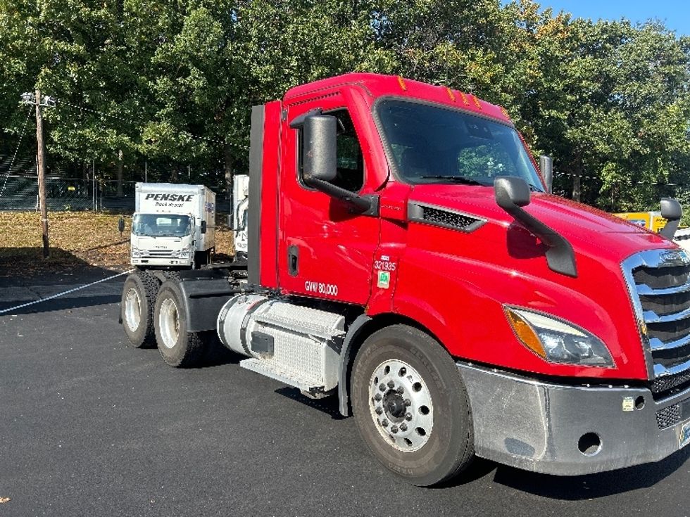 Day Cab Tractor-Heavy Duty Tractors-Freightliner-2021-T11664ST-Edison-NJ-153,649\n\t\tmiles-$ 69,250 - Image 1