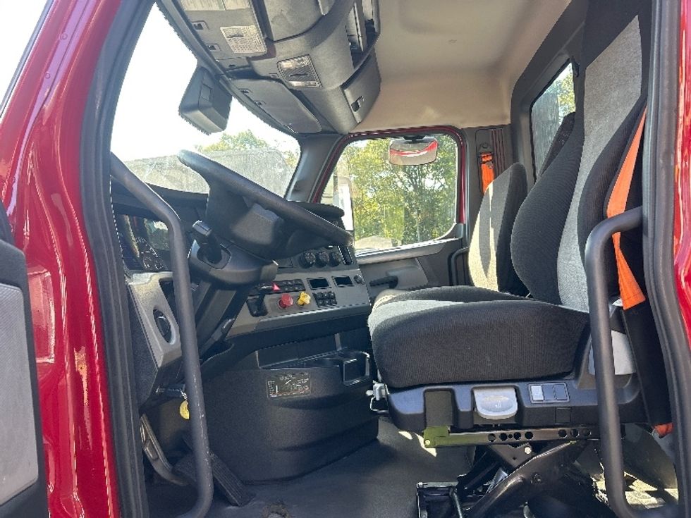 Day Cab Tractor-Heavy Duty Tractors-Freightliner-2021-T11664ST-Edison-NJ-153,649\n\t\tmiles-$ 69,250 - Image 10