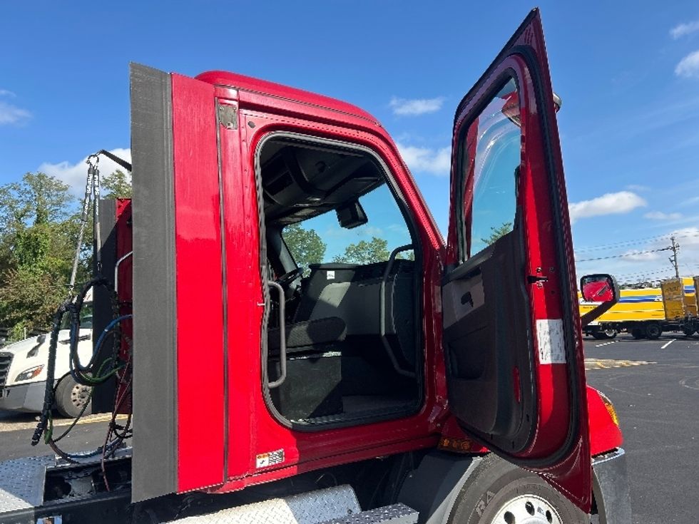Day Cab Tractor-Heavy Duty Tractors-Freightliner-2021-T11664ST-Edison-NJ-153,649\n\t\tmiles-$ 69,250 - Image 12