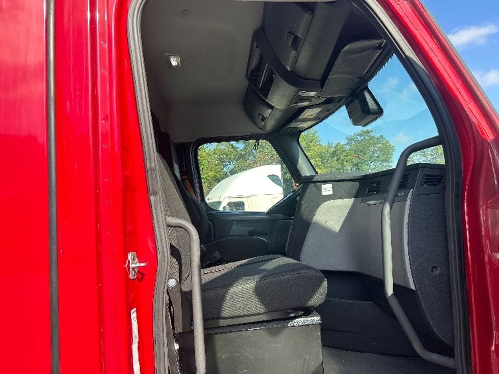 Day Cab Tractor-Heavy Duty Tractors-Freightliner-2021-T11664ST-Edison-NJ-153,649\n\t\tmiles-$ 69,250 - Image 14