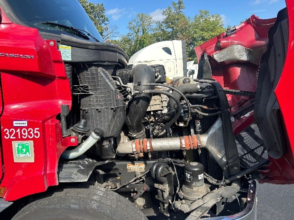 Day Cab Tractor-Heavy Duty Tractors-Freightliner-2021-T11664ST-Edison-NJ-153,649\n\t\tmiles-$ 69,250 - Image 15