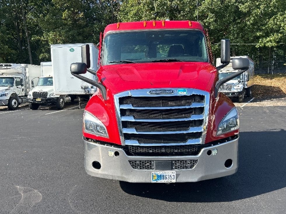 Day Cab Tractor-Heavy Duty Tractors-Freightliner-2021-T11664ST-Edison-NJ-153,649\n\t\tmiles-$ 69,250 - Image 2