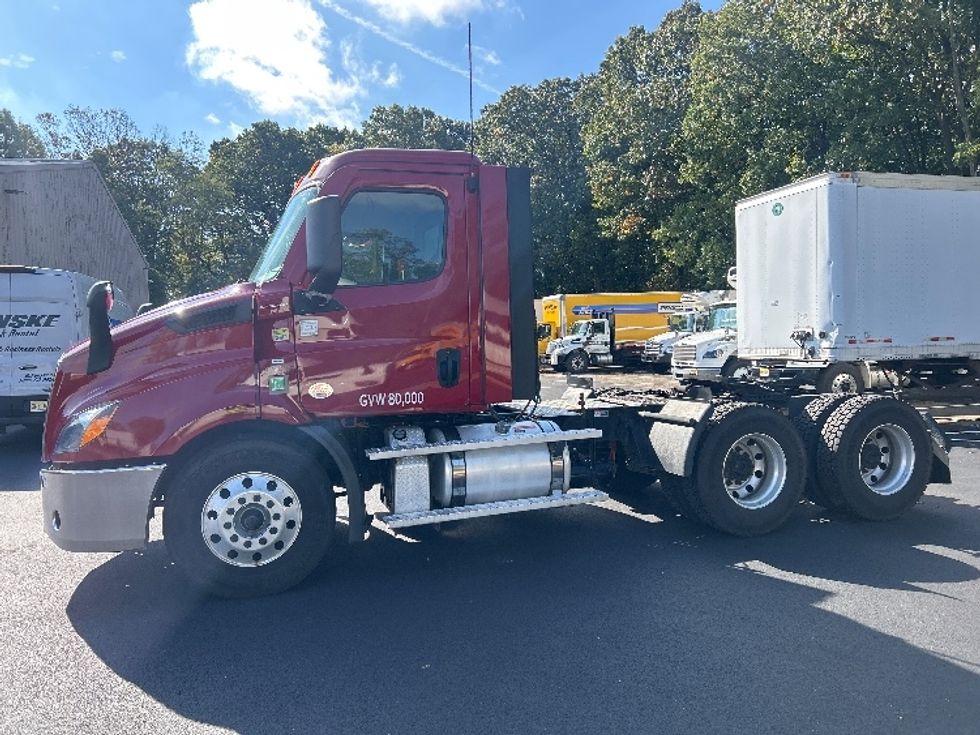 Day Cab Tractor-Heavy Duty Tractors-Freightliner-2021-T11664ST-Edison-NJ-153,649\n\t\tmiles-$ 69,250 - Image 4