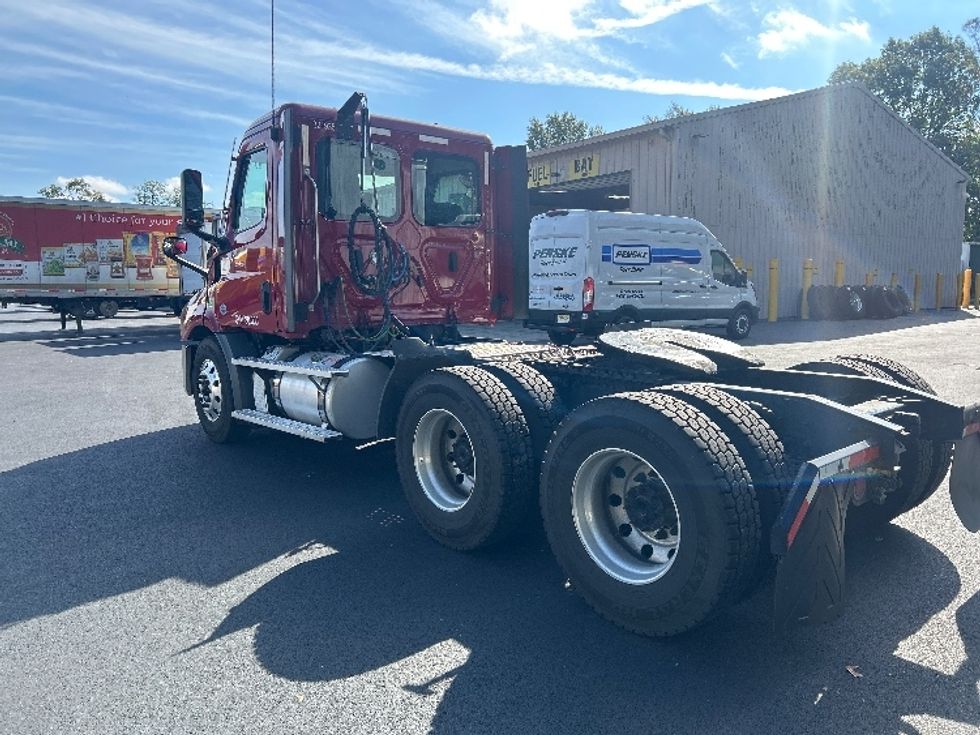 Day Cab Tractor-Heavy Duty Tractors-Freightliner-2021-T11664ST-Edison-NJ-153,649\n\t\tmiles-$ 69,250 - Image 5