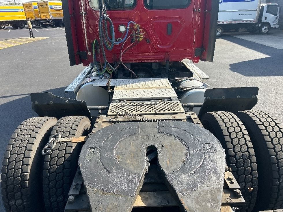 Day Cab Tractor-Heavy Duty Tractors-Freightliner-2021-T11664ST-Edison-NJ-153,649\n\t\tmiles-$ 69,250 - Image 6