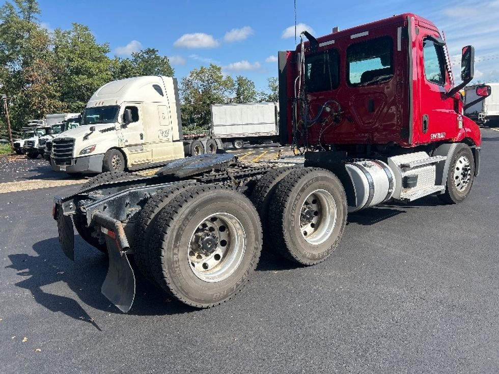 Day Cab Tractor-Heavy Duty Tractors-Freightliner-2021-T11664ST-Edison-NJ-153,649\n\t\tmiles-$ 69,250 - Image 7