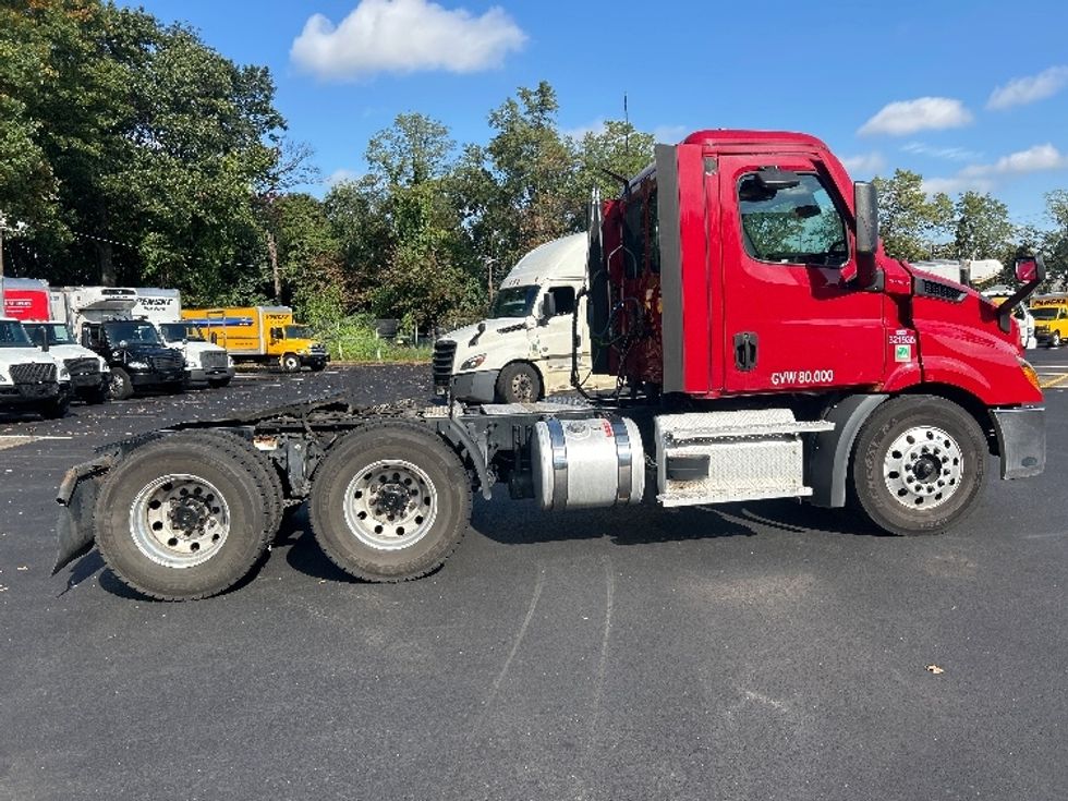 Day Cab Tractor-Heavy Duty Tractors-Freightliner-2021-T11664ST-Edison-NJ-153,649\n\t\tmiles-$ 69,250 - Image 8