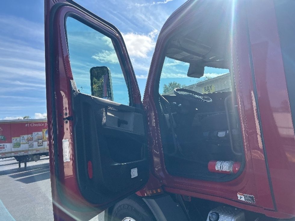 Day Cab Tractor-Heavy Duty Tractors-Freightliner-2021-T11664ST-Edison-NJ-153,649\n\t\tmiles-$ 69,250 - Image 9