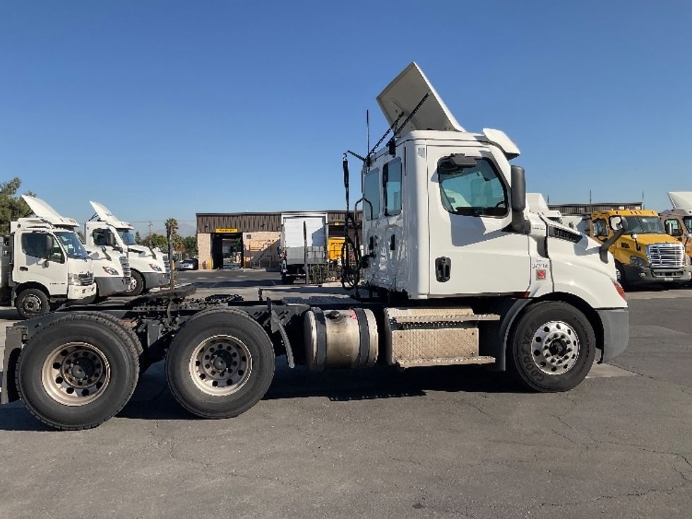 Day Cab Tractor-Heavy Duty Tractors-Freightliner-2021-T11664ST-Fontana-CA-100,083\n\t\tmiles-$ 97,000 - Image 8