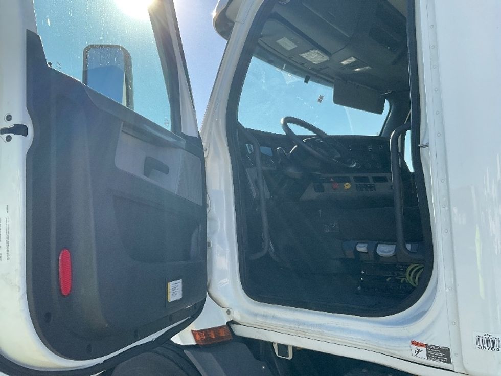 Day Cab Tractor-Heavy Duty Tractors-Freightliner-2021-T11664ST-Fontana-CA-100,083\n\t\tmiles-$ 97,000 - Image 9