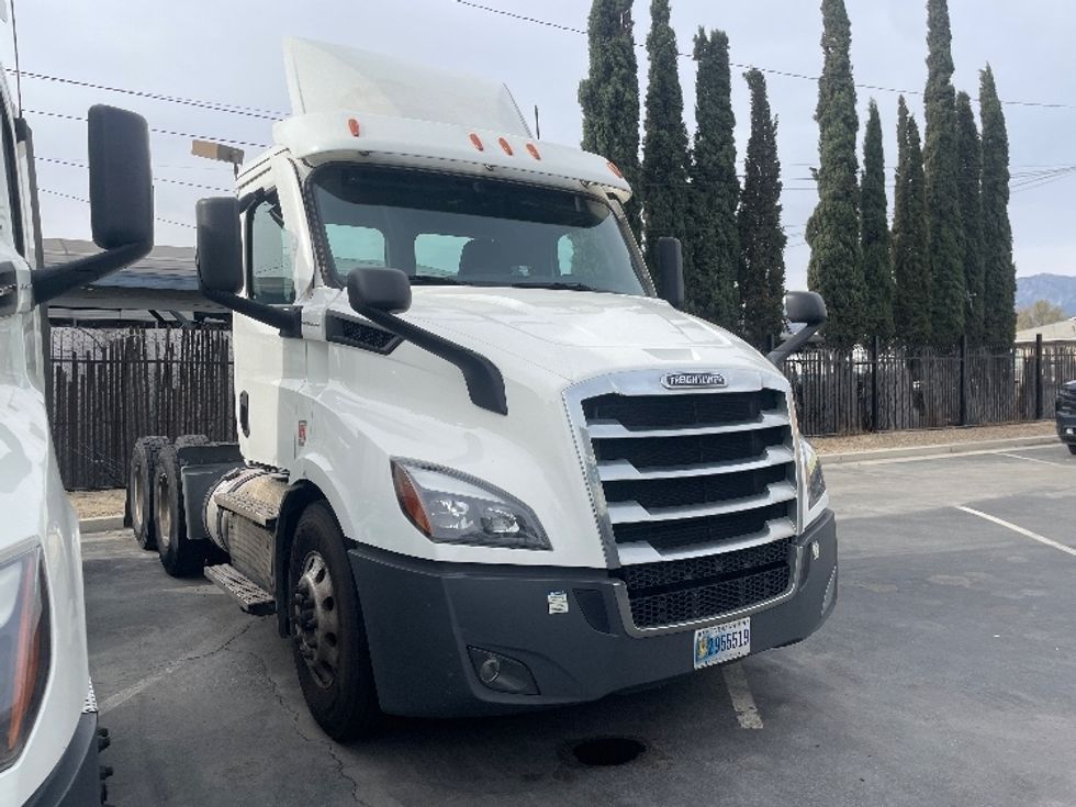 Day Cab Tractor-Heavy Duty Tractors-Freightliner-2021-T11664ST-Fontana-CA-165,390\n\t\tmiles-$ 92,000 - Image 1
