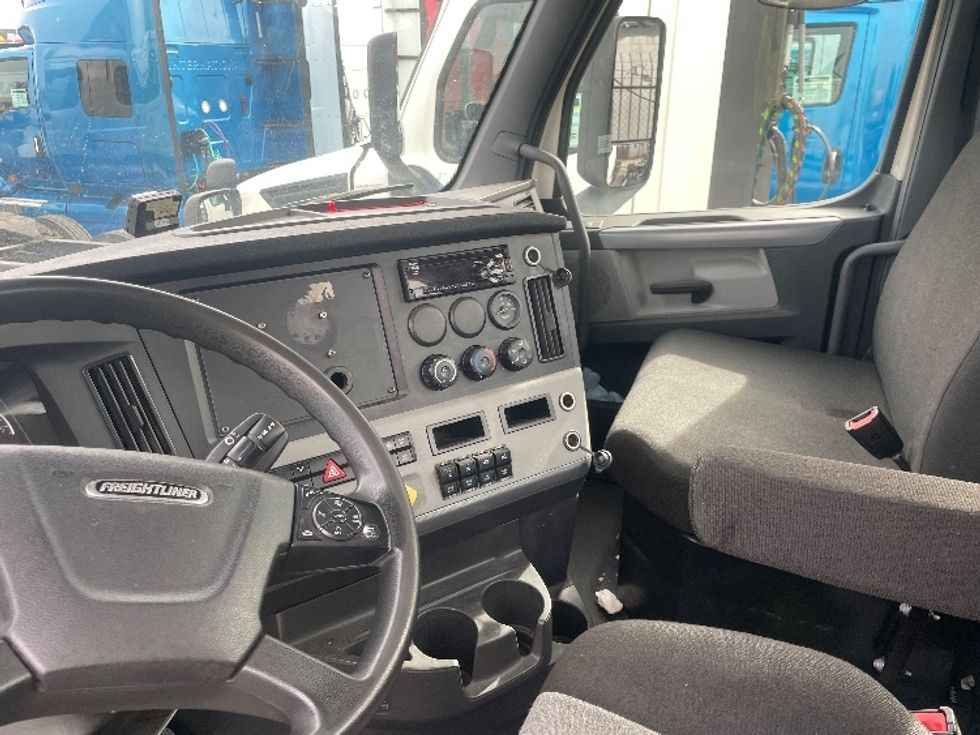 Day Cab Tractor-Heavy Duty Tractors-Freightliner-2021-T11664ST-Fontana-CA-165,390\n\t\tmiles-$ 92,000 - Image 10