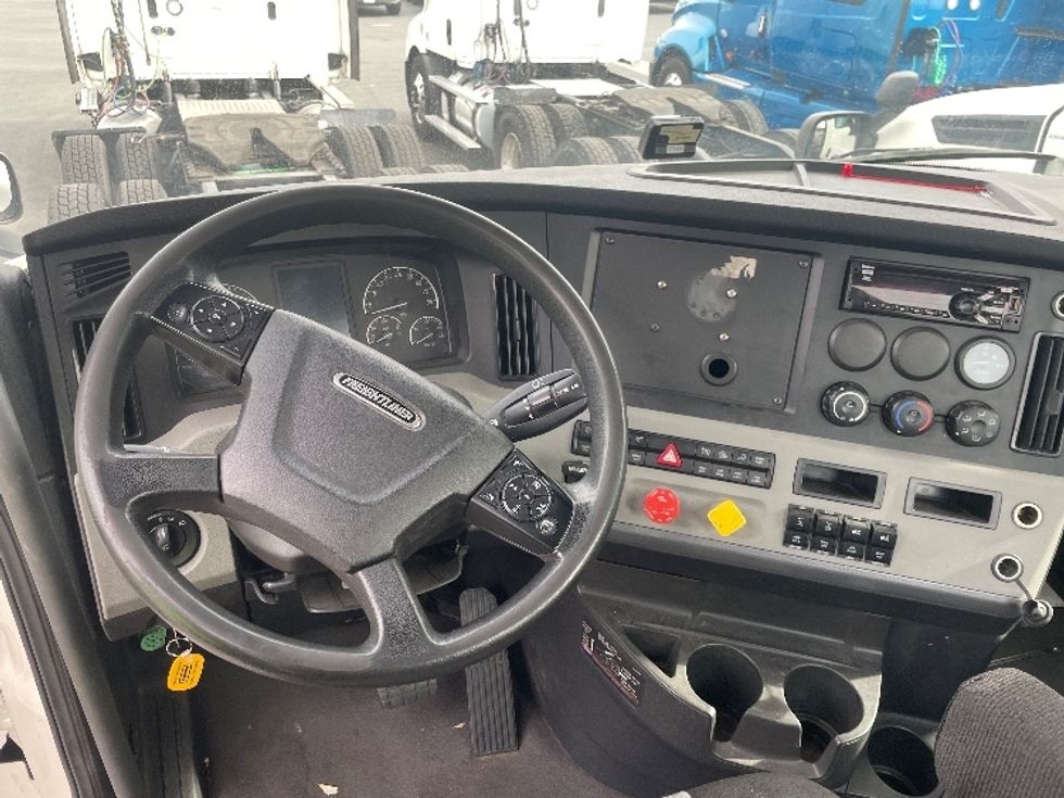 Day Cab Tractor-Heavy Duty Tractors-Freightliner-2021-T11664ST-Fontana-CA-165,390\n\t\tmiles-$ 92,000 - Image 11