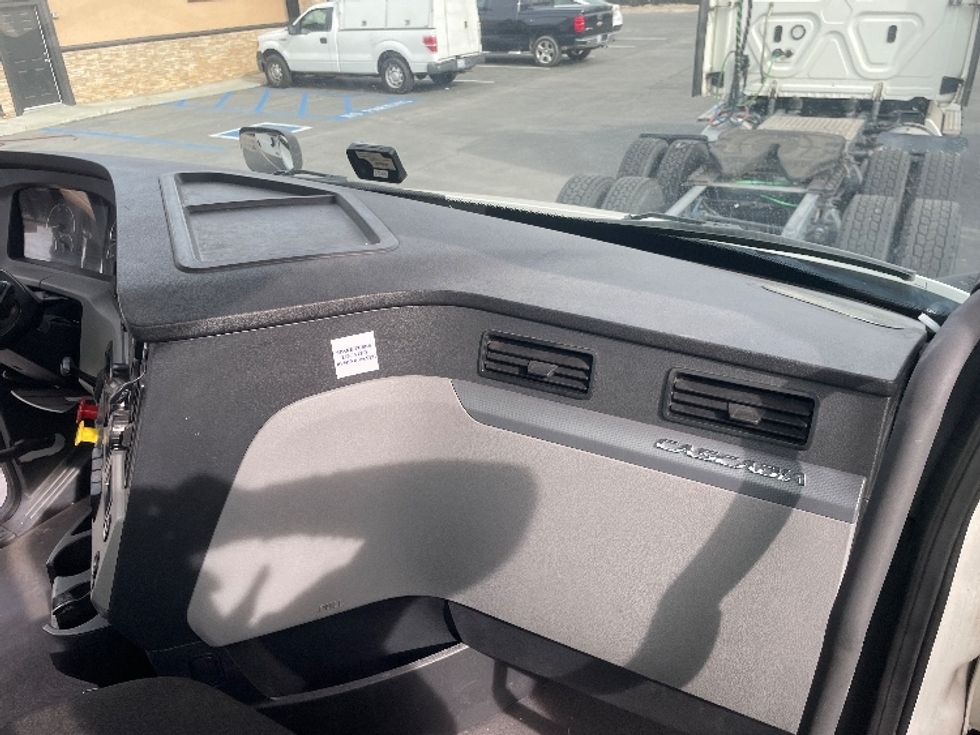 Day Cab Tractor-Heavy Duty Tractors-Freightliner-2021-T11664ST-Fontana-CA-165,390\n\t\tmiles-$ 92,000 - Image 13