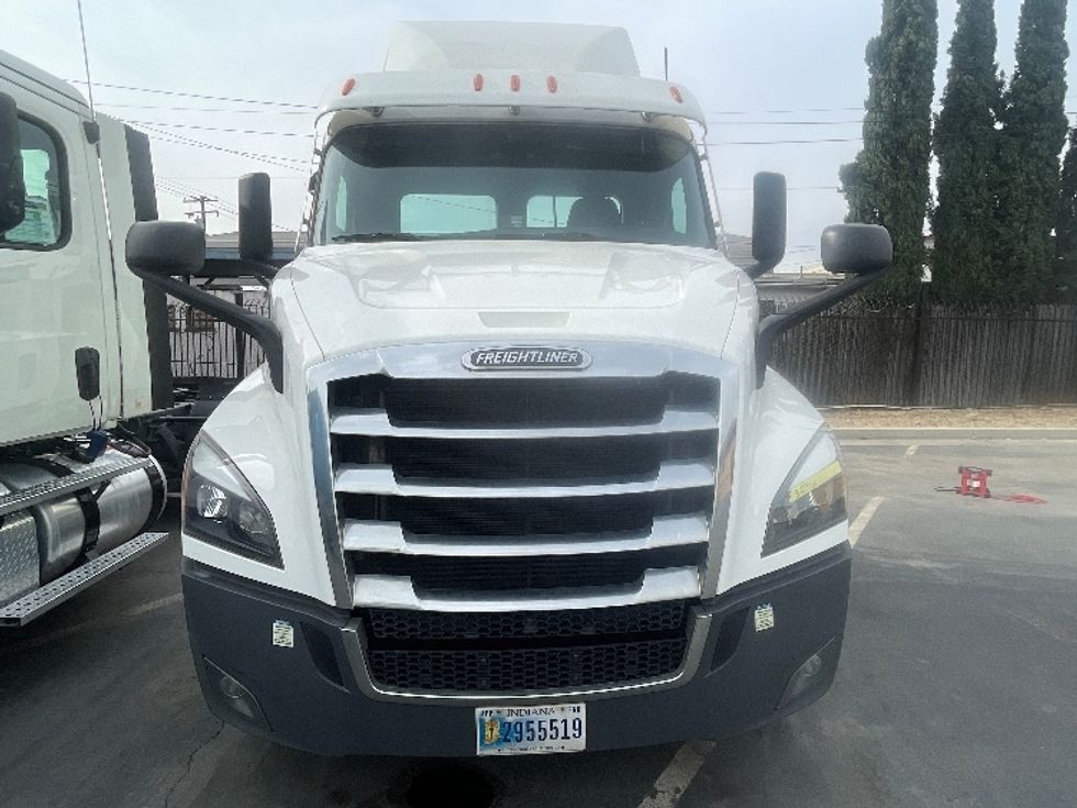 Day Cab Tractor-Heavy Duty Tractors-Freightliner-2021-T11664ST-Fontana-CA-165,390\n\t\tmiles-$ 92,000 - Image 2