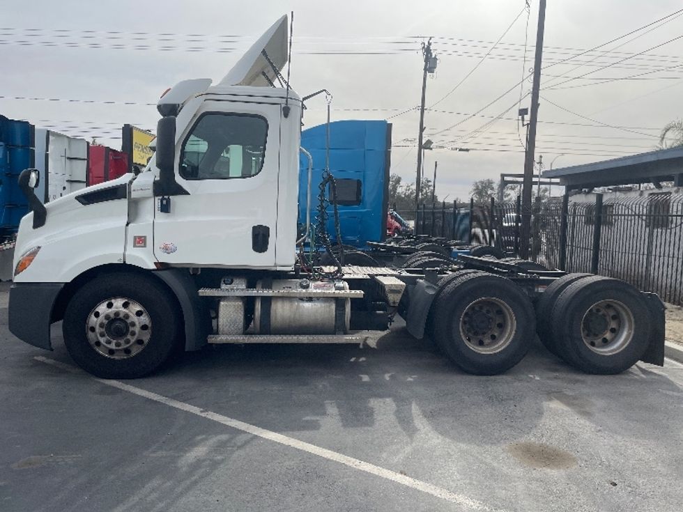 Day Cab Tractor-Heavy Duty Tractors-Freightliner-2021-T11664ST-Fontana-CA-165,390\n\t\tmiles-$ 92,000 - Image 4
