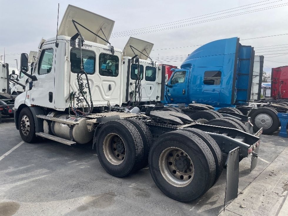 Day Cab Tractor-Heavy Duty Tractors-Freightliner-2021-T11664ST-Fontana-CA-165,390\n\t\tmiles-$ 92,000 - Image 5