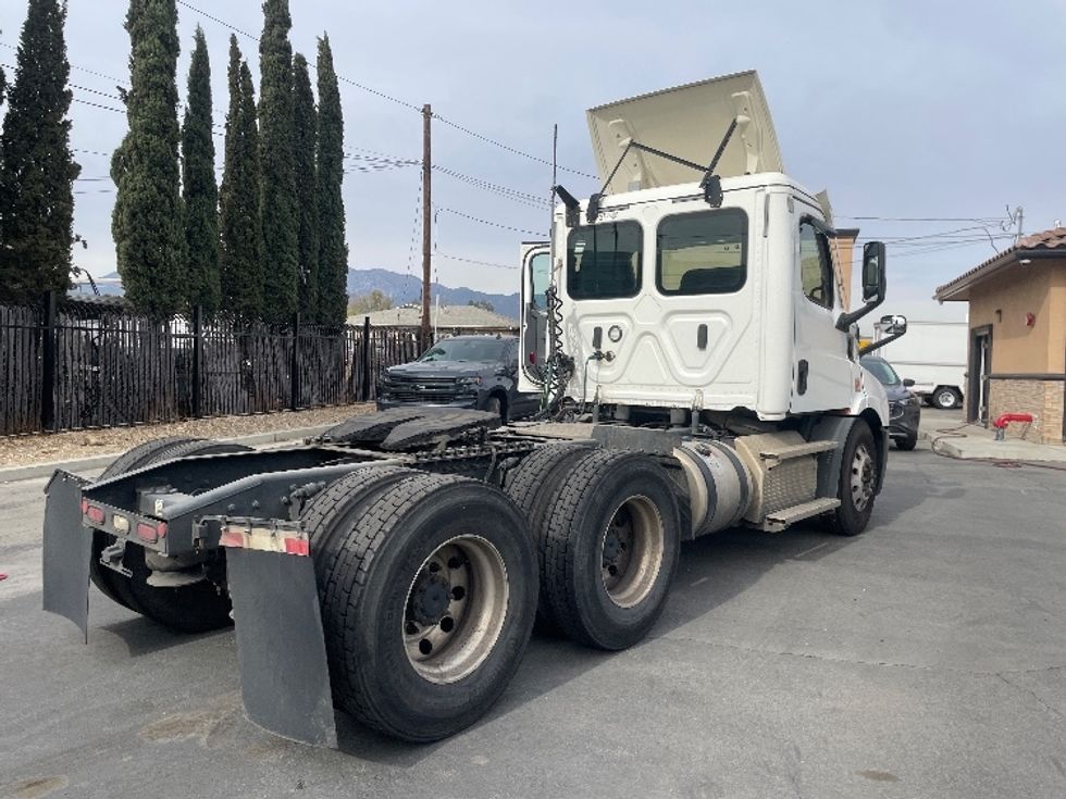 Day Cab Tractor-Heavy Duty Tractors-Freightliner-2021-T11664ST-Fontana-CA-165,390\n\t\tmiles-$ 92,000 - Image 7