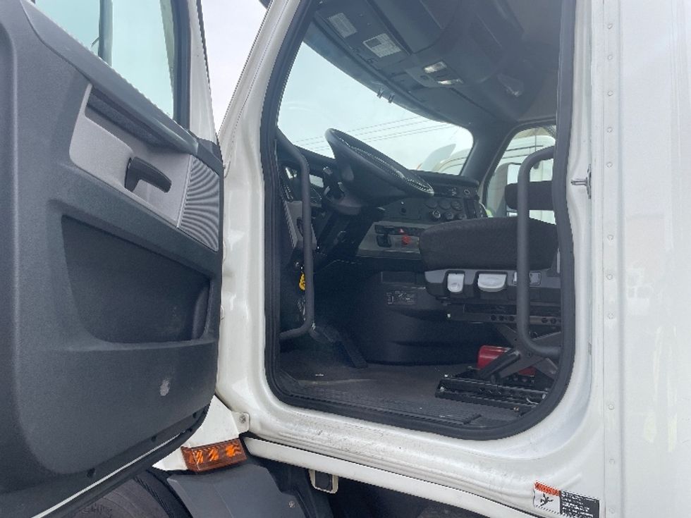 Day Cab Tractor-Heavy Duty Tractors-Freightliner-2021-T11664ST-Fontana-CA-165,390\n\t\tmiles-$ 92,000 - Image 9