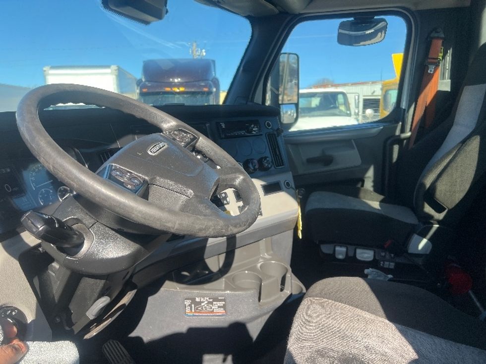 Day Cab Tractor-Heavy Duty Tractors-Freightliner-2021-T11664ST-Forest Park-GA-358,339\n\t\tmiles-$ 61,250 - Image 10