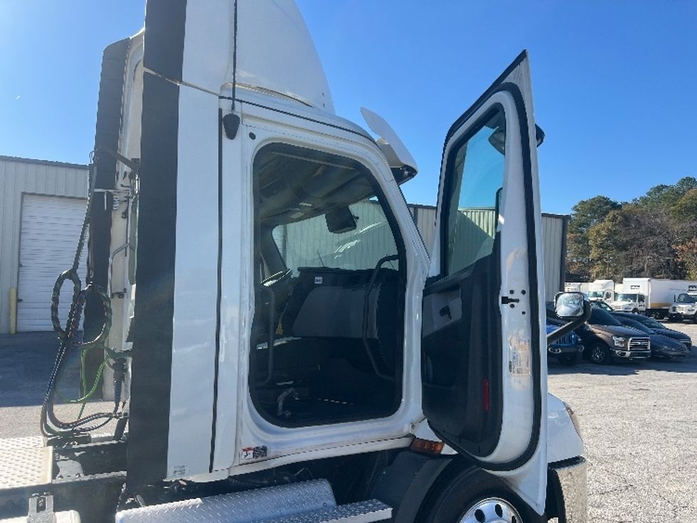 Day Cab Tractor-Heavy Duty Tractors-Freightliner-2021-T11664ST-Forest Park-GA-358,339\n\t\tmiles-$ 61,250 - Image 12