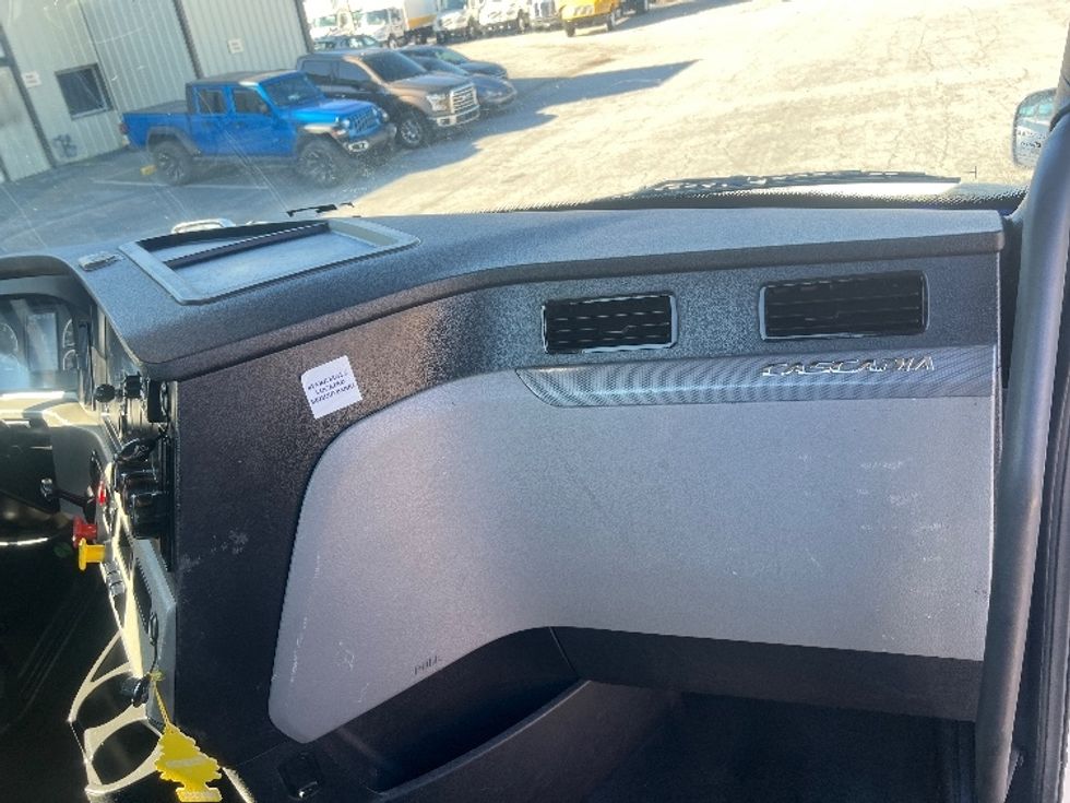 Day Cab Tractor-Heavy Duty Tractors-Freightliner-2021-T11664ST-Forest Park-GA-358,339\n\t\tmiles-$ 61,250 - Image 13