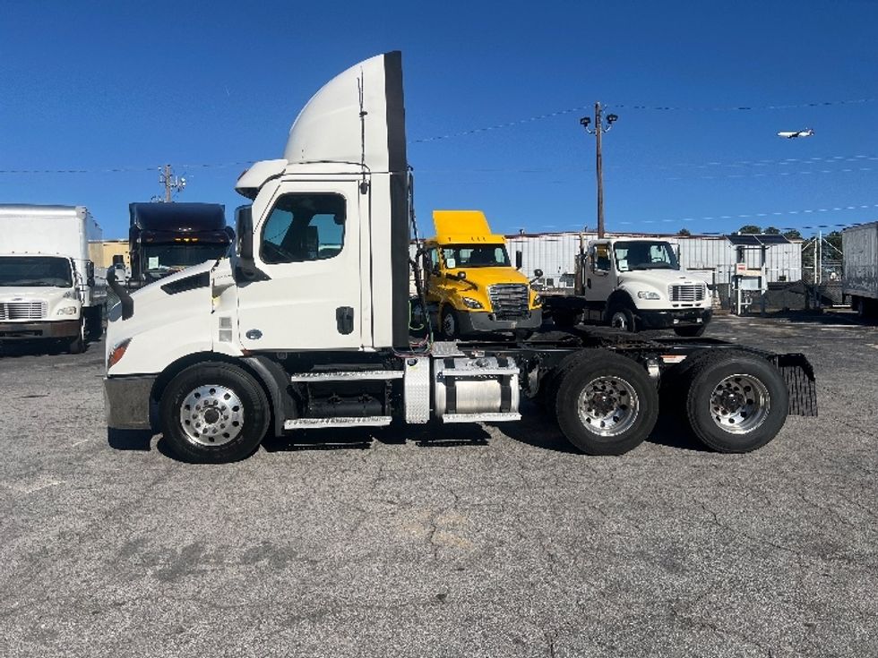 Day Cab Tractor-Heavy Duty Tractors-Freightliner-2021-T11664ST-Forest Park-GA-358,339\n\t\tmiles-$ 61,250 - Image 4