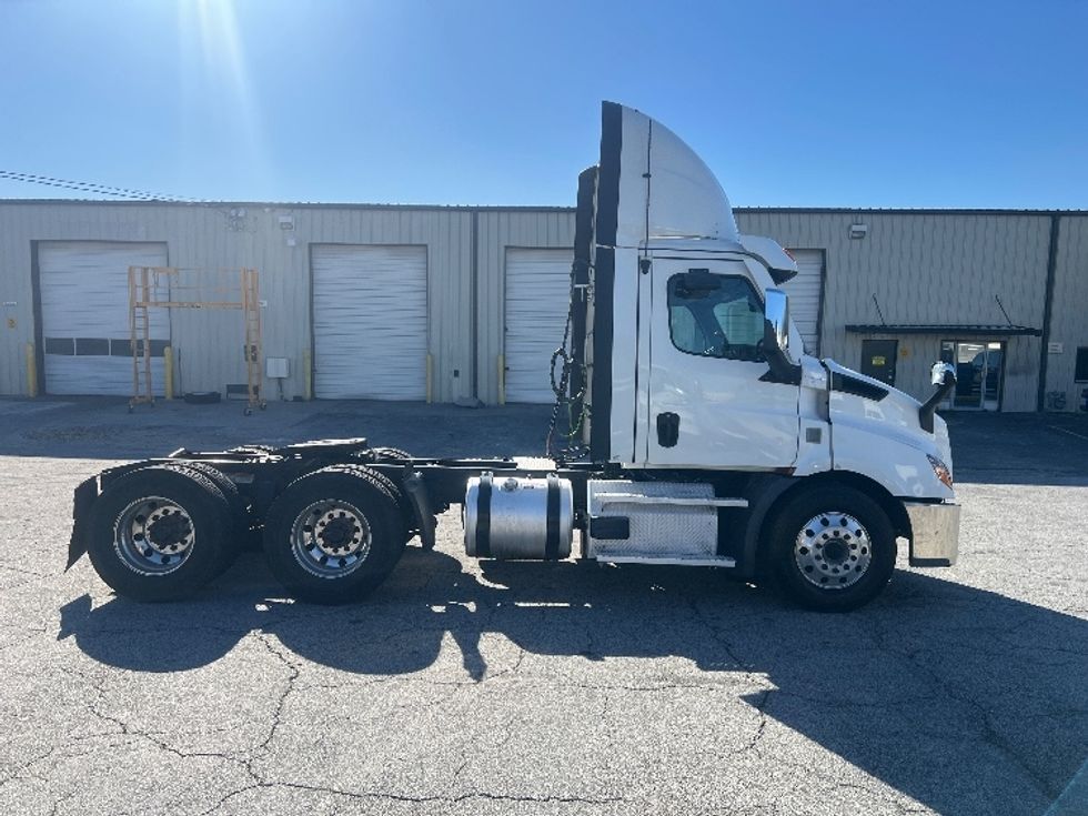 Day Cab Tractor-Heavy Duty Tractors-Freightliner-2021-T11664ST-Forest Park-GA-358,339\n\t\tmiles-$ 61,250 - Image 8