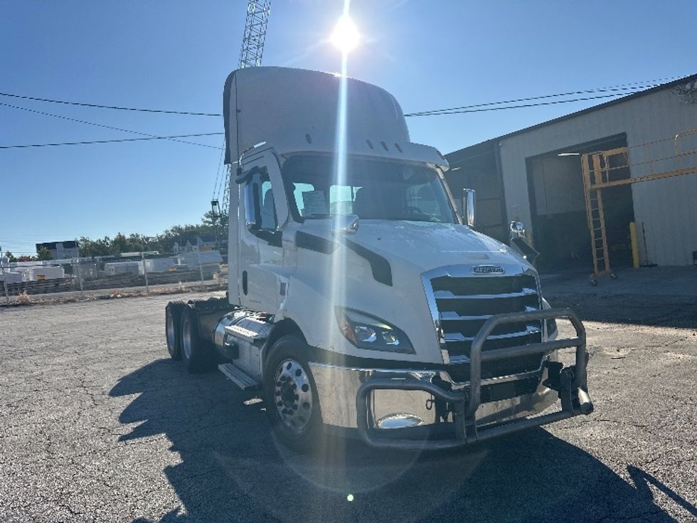Day Cab Tractor-Heavy Duty Tractors-Freightliner-2021-T11664ST-Forest Park-GA-433,413\n\t\tmiles-$ 53,750 - Image 1