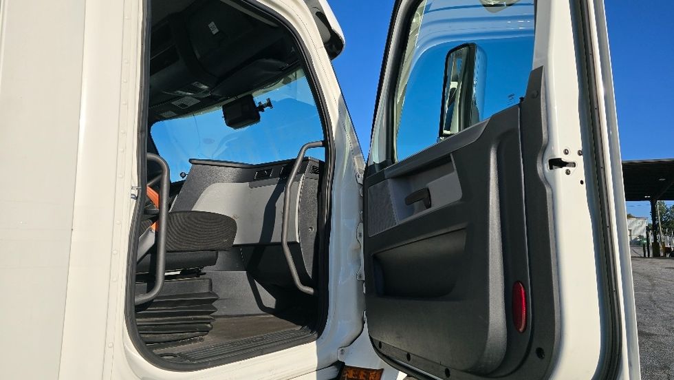 Day Cab Tractor-Heavy Duty Tractors-Freightliner-2021-T11664ST-Forest Park-GA-433,413\n\t\tmiles-$ 53,750 - Image 12