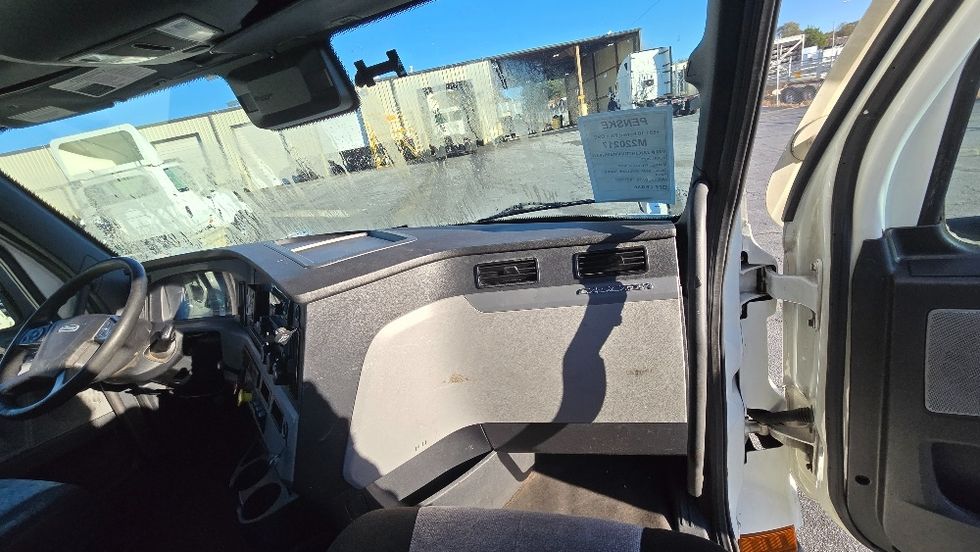 Day Cab Tractor-Heavy Duty Tractors-Freightliner-2021-T11664ST-Forest Park-GA-433,413\n\t\tmiles-$ 53,750 - Image 13