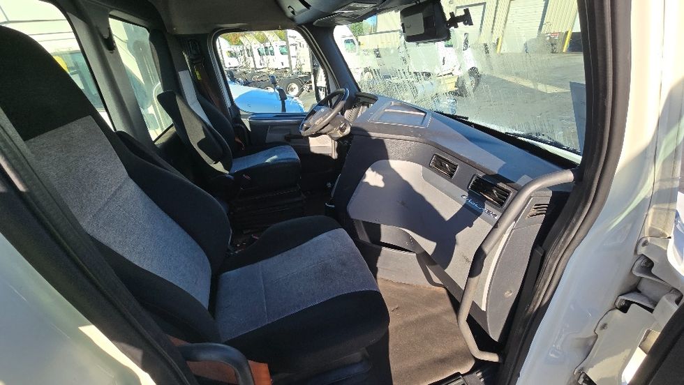 Day Cab Tractor-Heavy Duty Tractors-Freightliner-2021-T11664ST-Forest Park-GA-433,413\n\t\tmiles-$ 53,750 - Image 14