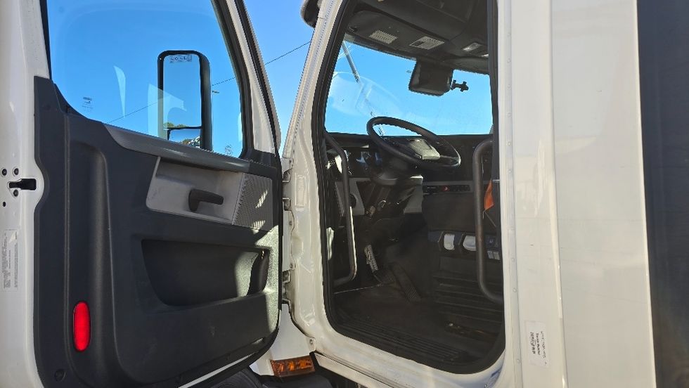 Day Cab Tractor-Heavy Duty Tractors-Freightliner-2021-T11664ST-Forest Park-GA-433,413\n\t\tmiles-$ 53,750 - Image 9