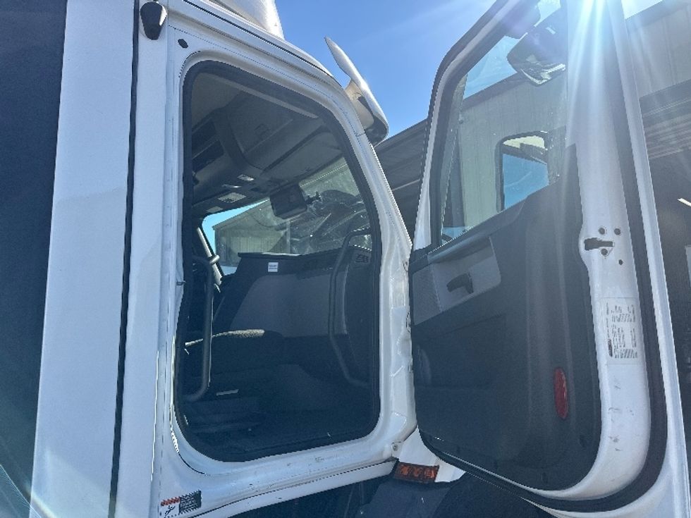 Day Cab Tractor-Heavy Duty Tractors-Freightliner-2021-T11664ST-Forest Park-GA-480,906\n\t\tmiles-$ 48,750 - Image 12