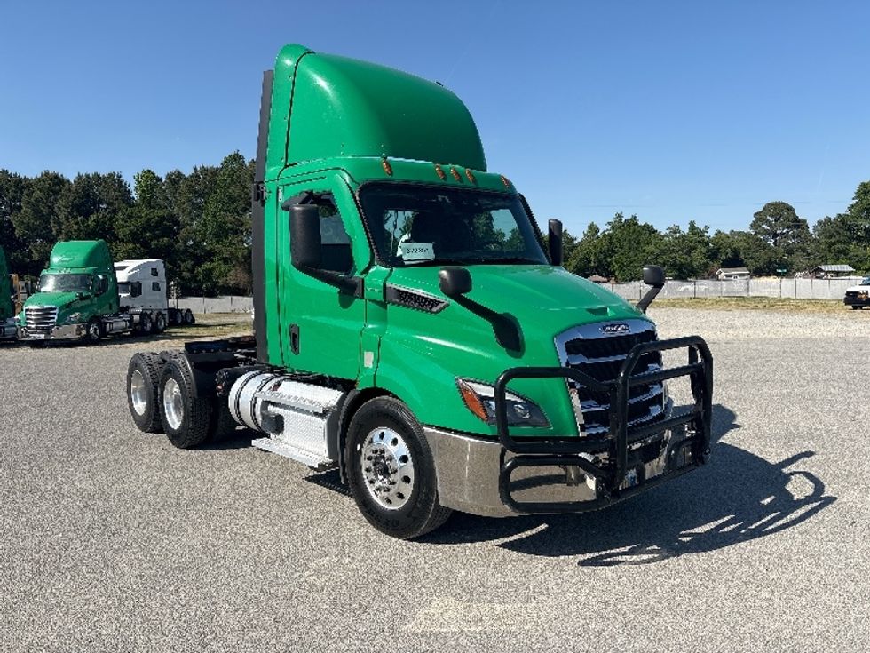 Day Cab Tractor-Heavy Duty Tractors-Freightliner-2021-T11664ST-Goldsboro-NC-60,949\n\t\tmiles-$ 77,250 - Image 1