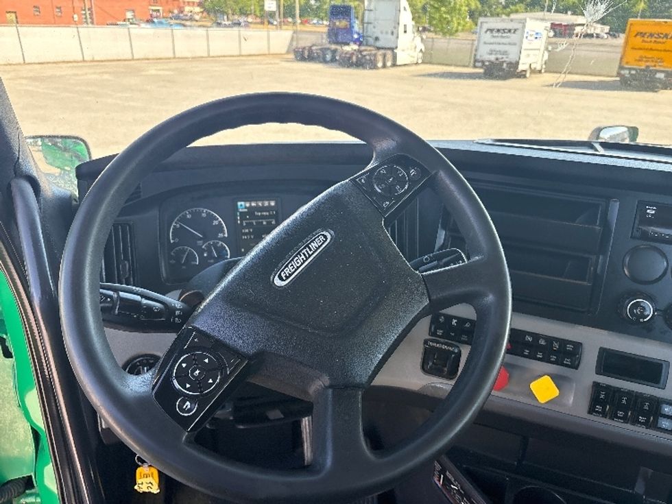 Day Cab Tractor-Heavy Duty Tractors-Freightliner-2021-T11664ST-Goldsboro-NC-60,949\n\t\tmiles-$ 77,250 - Image 11