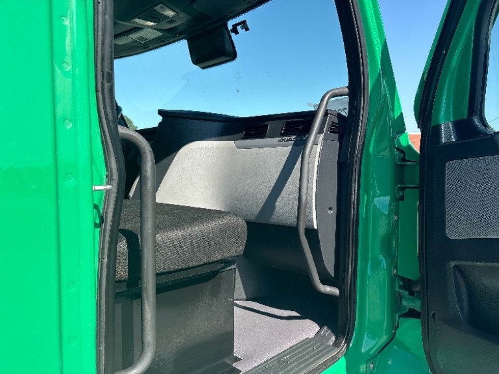 Day Cab Tractor-Heavy Duty Tractors-Freightliner-2021-T11664ST-Goldsboro-NC-60,949\n\t\tmiles-$ 77,250 - Image 12