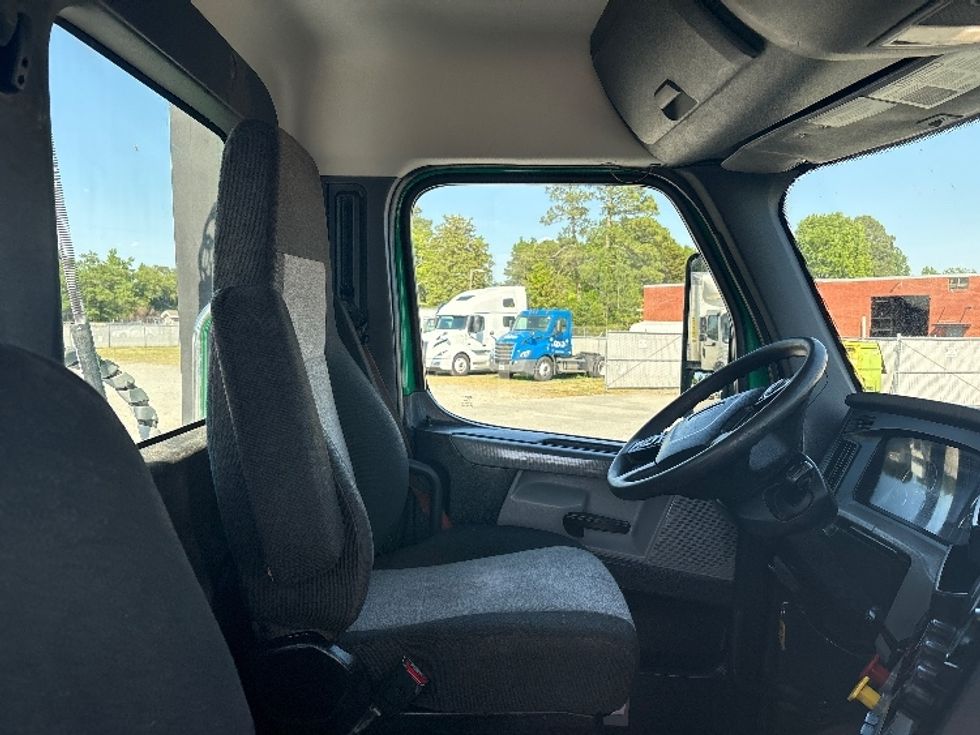 Day Cab Tractor-Heavy Duty Tractors-Freightliner-2021-T11664ST-Goldsboro-NC-60,949\n\t\tmiles-$ 77,250 - Image 14