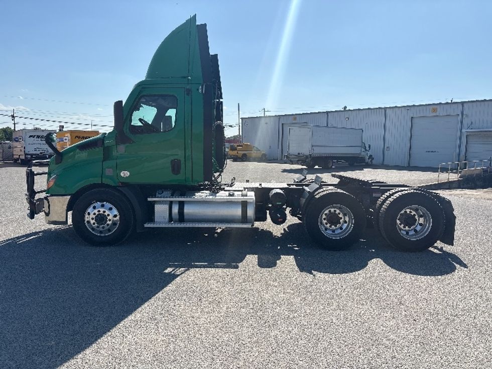 Day Cab Tractor-Heavy Duty Tractors-Freightliner-2021-T11664ST-Goldsboro-NC-60,949\n\t\tmiles-$ 77,250 - Image 4