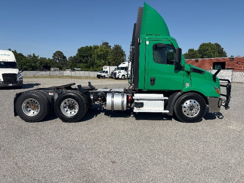 Day Cab Tractor-Heavy Duty Tractors-Freightliner-2021-T11664ST-Goldsboro-NC-60,949\n\t\tmiles-$ 77,250 - Image 8